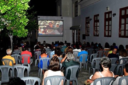 Πάτρα: κινητός δημοτικός κινηματογράφος χαρίζει ταινίες στις γειτονιές της πόλης