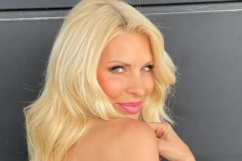 Η Ελένη Μενεγάκη πιο σέξι από ποτέ με το μαγιό της: Οι καλλίγραμμοι κοιλιακοί της