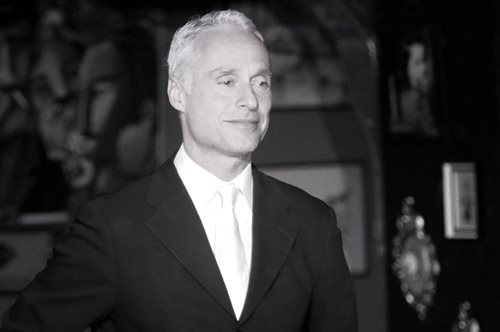 33 χρόνια πριν: Όταν ο Αντώνης Φραγκάκης πόζαρε με την Μόνικα Μπελούτσι στην καμπάνια του Valentino