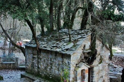 Το εκκλησάκι της Αγίας Θεοδώρας με τα 17 δέντρα στην Αρκαδία που μπήκε στο βιβλίο Γκίνες έχει μια συγκλονιστική ιστορία