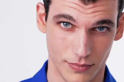 Ο Βασίλης Μίχας δίνει τον πιο αναζωογονητικά φρέσκο ορισμό της ομορφιάς