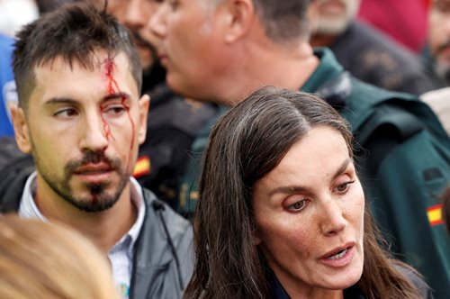 Ισπανία: Πλημμυροπαθείς πέταξαν λάσπες στη βασίλισσα Λετίθια