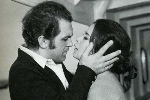 Τζένη Καρέζη & Κώστας Καζάκος: Ο κεραυνοβόλος έρωτας που γεννήθηκε μέσα από μία παρτίδα τάβλι