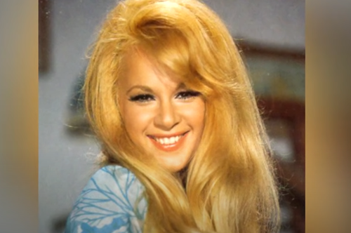 Καλοκαιρινές αναμνήσεις: Η Αλίκη Βουγιουκλάκη με φλοράλ μαγιό σε παραλία του Θεολόγου