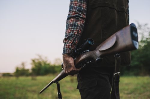 Σκύλος πάτησε το όπλο του ιδιοκτήτη του, εκπυρσοκρότησε και τον σκότωσε