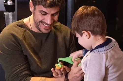 Άκης Πετρετζίκης: Φτιάχνει gingerbread cookies με τον Αχιλλέα στην κουζίνα του σπιτιού τους