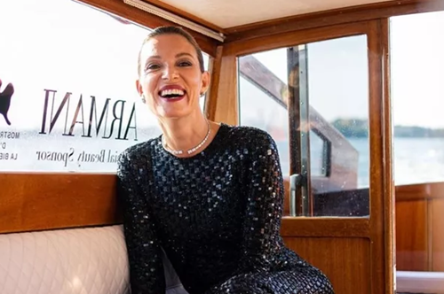 Young Βίκυ Καγιά: Δημοσίευσε σπάνιες φωτογραφίες από επίδειξη μόδας που ήταν μόλις 23 ετών