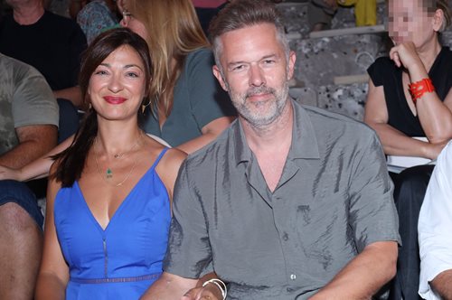 Έμιλυ Κολιανδρή: Κομψή πλάι στον Χρήστο Λούλη στην πολυσυζητημένη παράσταση της Λένας Κιτσοπούλου στην Επίδαυρο