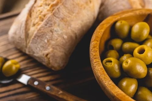 Ελαιόλαδο ή ελιές; Τι είναι καλύτερο για τη διατροφή και την υγεία;