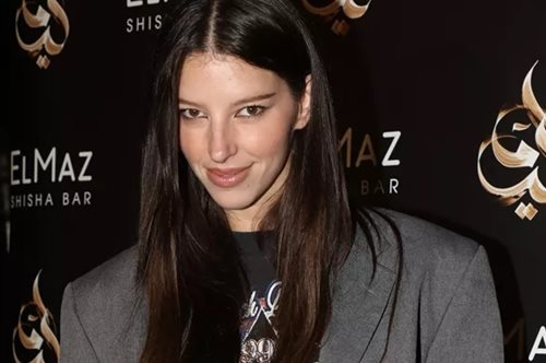 Γούνα με sneakers: H Χαρά Παππά σου δείχνει πως να τα συνδυάσεις με stylish τρόπο