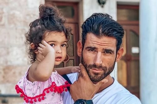 Ετεοκλής Παύλου: Το συγκινητικό βίντεο με την κόρη του να τον βλέπει για πρώτη φορά χωρίς πρόσθετο μέλος