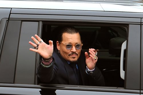 Ο Τζόνι Ντεπ ως άλλος βασιλιάς Λουδοβίκος στον νέο του ρόλο μετά την πολύκροτη διαμάχη με την πρώην σύζυγό του