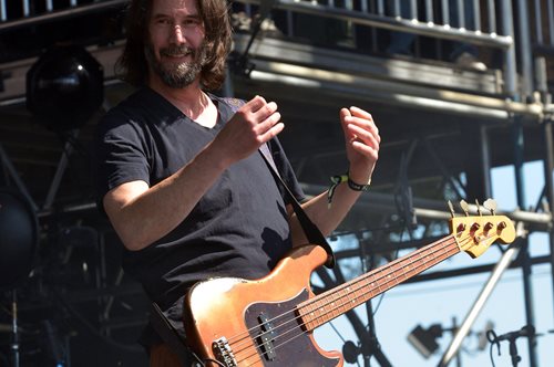 Κιάνου Ριβς: Ποιος δεν θέλει να τον δει να ροκάρει;