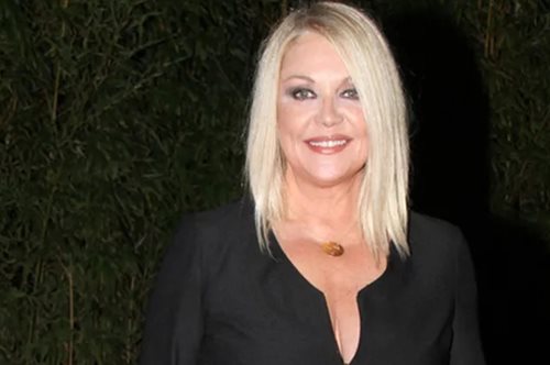 Η Ρούλα Κορομηλά με μπλε μαθητική ποδιά