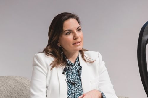 Η Όλγα Κεφαλογιάννη φόρεσε το ανοιξιάτικο σακάκι που ταιριάζει με τα πάντα (και δεν είναι μαύρο)