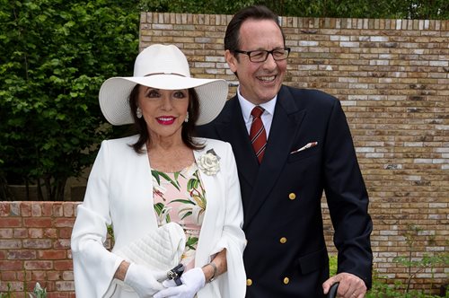 Τζόαν Κόλινς: Με στράπλες μαγιό στα 90 απολαμβάνει τον ήλιο της Καραϊβικής