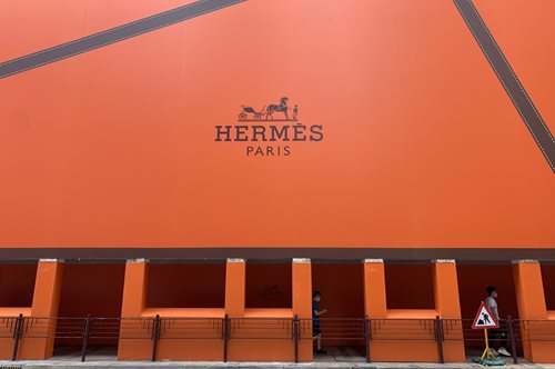 Ο 80χρονος κληρονόμος της Hermès αφήνει την περουσία του στον κηπουρό του