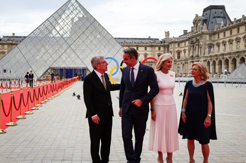 Παρίσι 2024: Κυριάκος Μητσοτάκης και Μαρέβα Γκραμπόφσκι στο δείπνο Μακρόν στο Λούβρο