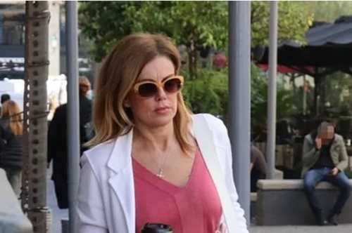 H Ευγενία Μανωλίδου στα ροζ: Η ανοιξιάτικη εμφάνιση με τα sneakers που θα φορέσουμε όλες αυτή την εποχή