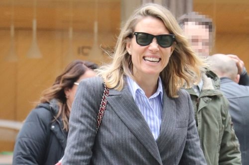 Ο chic τρόπος για να φορέσεις το τζιν παντελόνι στο γραφείο σύμφωνα με τη Βίκυ Καγιά