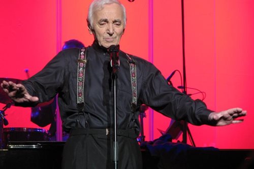 Σαρλ Αζναβούρ: O Γαλλοαρμένιος τραγουδιστής που αρνήθηκε να υπογράψει για την αποφυλάκιση Θεοδωράκη από την Χούντα