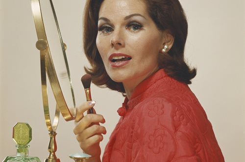 Τα 10 γυναικεία αρώματα που σφράγισαν την παιδική μας ηλικία και μόλις τα μυρίζουμε θυμόμαστε τη στιγμή που τα φόραγε η μαμά μας