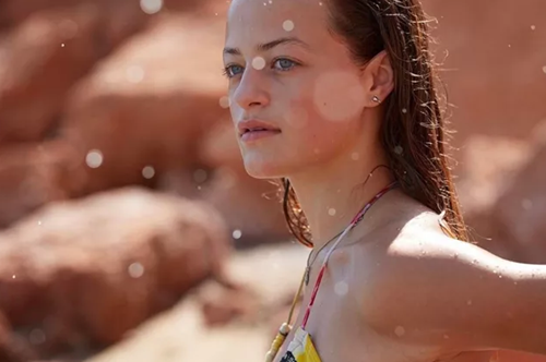 Ο Μάκης Παντζόπουλος απαθανατίζει τη Γαία Μερκούρη να κολυμπάει στα κρυστάλλινα νερά της Άνδρου