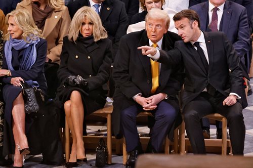 Όλοι οι επώνυμοι που βρέθηκαν στην τελετή επαναλειτουργίας της Παναγίας των Παρισίων