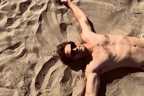 Αποστόλης Τότσικας-Ποζάρει με τον γιο του στην Τήνο και δηλώνει: