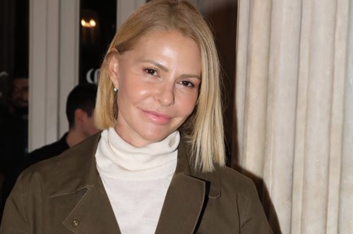 Η βραδινή εμφάνιση της Τζένης Μπαλατσινού με midi φούστα