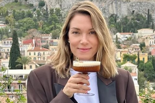 Τέλος τα ξανθά μαλλιά για την Βίκυ Καγιά: Το νέο look με το φυσικό της χρώμα