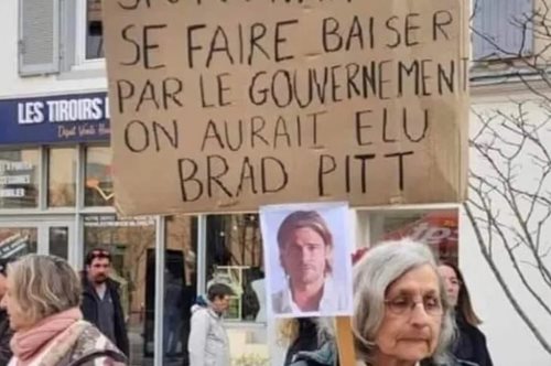 Επεισόδια στη Γαλλία: Το σόκιν πανό της μεσήλικης Παριζιάνας που έγινε viral