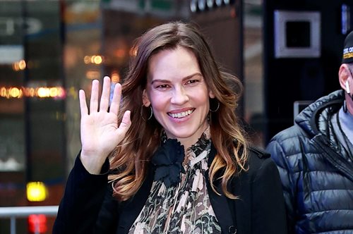 Χίλαρι Σουάνκ: Η 48χρονη ηθοποιός είναι έγκυος και μας δείχνει το δικό της θαύμα των Χριστουγέννων