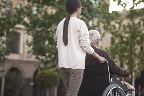 Viral: Πήγε τον νεκρό θείο της στην Τράπεζα για να υπογράψει δάνειο για εκείνη!