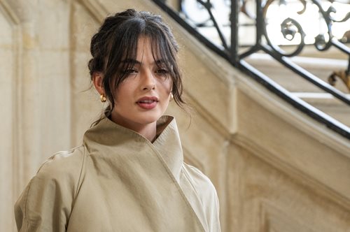 Η Ντέβα Κασέλ, κόρη της Μόνικα Μπελούτσι, αποκαλύπτει το κάλλος της με σειρά αισθησιακών φωτογραφιών