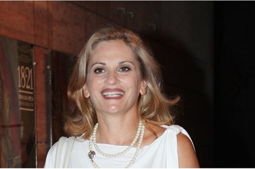 Η Θεοφανία Παπαθωμά φόρεσε στην ορκομωσία της το πιο κατάλληλο σύνολο: Ένα κομψό total white κοστούμι