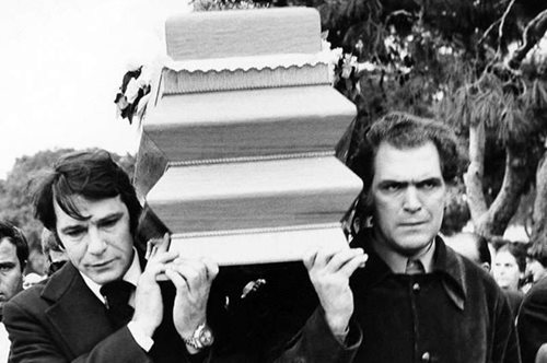 Φιλοποίμην Φίνος: Νίκος Κούρκουλος και Κώστας Καζάκος τον τιμούν κουβαλώντας το φέρετρό του στην κηδεία του