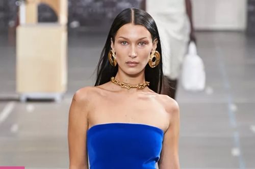 Το viral μίνι φόρεμα από τη Bershka που έχει την έγκριση της Μπέλα Χαντίντ