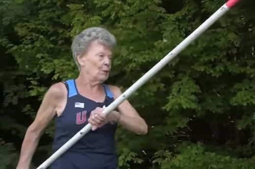 Flo Meiler: Η 89χρονη είναι η πρώτη γυναίκα (σε αυτήν την ηλικία) που συμμετέχει σε δέκαθλο