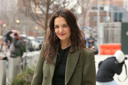 Η Κέιτι Χολμς φόρεσε το παλτό που δεν πρέπει να λείπει από καμία γυναικεία ντουλάπα