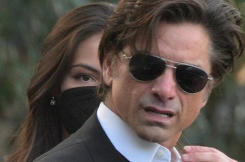 Η άλλη πλευρά των 60: Ο Τζον Στάμος ποζάρει γυμνός στο ντους και τρελαίνει τους fans του