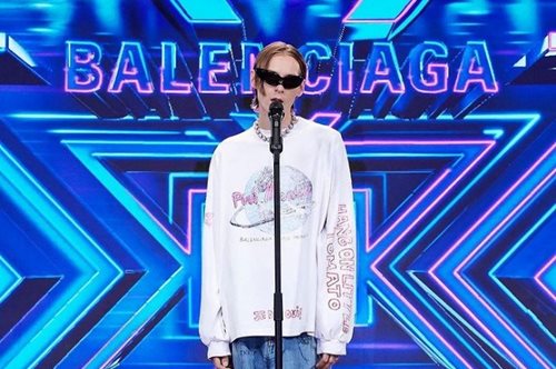 Τι γυρεύει η Λαμία σε ένα φούτερ του οίκου Balenciaga;