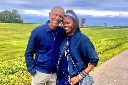 Ο Μπαράκ Ομπάμα εύχεται χρόνια πολλά στη Μισέλ με μία φωτογραφία από την Ελλάδα