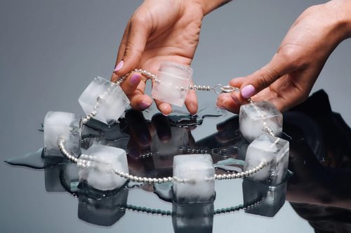 Ένα κολιέ από παγάκια τιμά την αξία του νερού