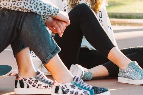 Τα χειροποίητα sneakers που θα κάνουν τη διαφορά στις ανοιξιάτικες εμφανίσεις σου