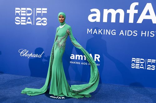 Ραουντάχ Μοχάμεντ: Το καμένο φόρεμα στο κόκκινο χαλί και το δυνατό μήνυμα για τις γυναίκες του Ισλάμ