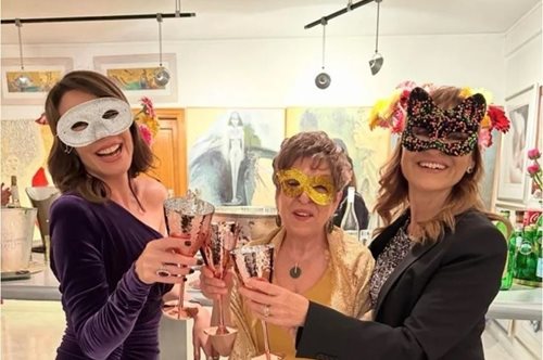 Τατιάνα Στεφανίδου, Μάρα Ζαχαρέα και Ιωάννα Μάνδρου σε μασκέ πάρτυ