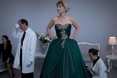 Mrs Harris Goes to Paris: Μια ταινία φόρος τιμής στον οίκο Dior αλλά και στο όνειρο