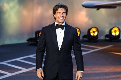 Τομ Κρουζ: Στέλνει τις γιορτινές ευχές του κάνοντας ελέυθερη πτώση