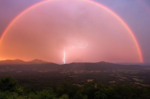 Φωτογράφισε κεραυνό κάτω από διπλό ουράνιο τόξο